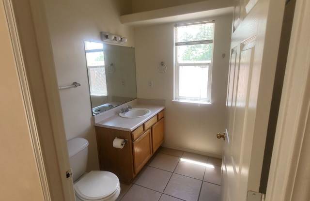 NE 1018/SF 2 Bedroom 2 Bath TOWNHOME with garage Gallery 3