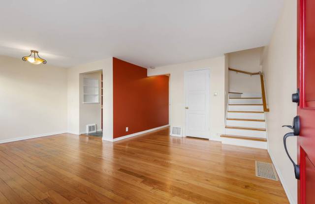 2 Bedroom Bright Mid-Century Retreat with Hardwood Floors & Private Patio Gallery 4