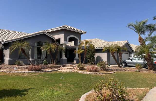 4 beds, 3 car garage and pool photos photos