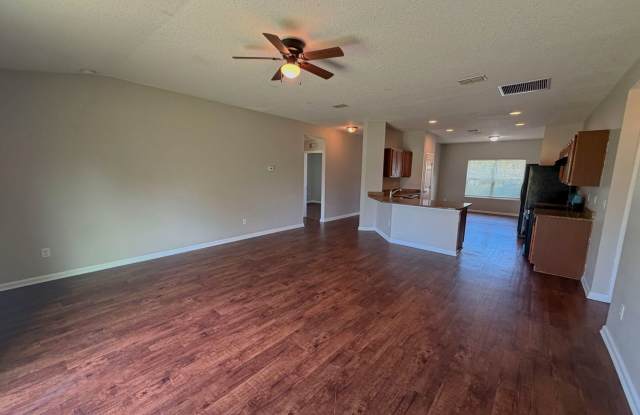 Spacious 4 Bedroom, 2 Bathroom Home Situated on a Lakefront Lot. Gallery 4