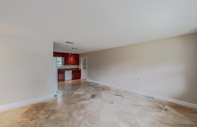 3/2 with Den and extra long single car garage, huge fenced back yard Gallery 3