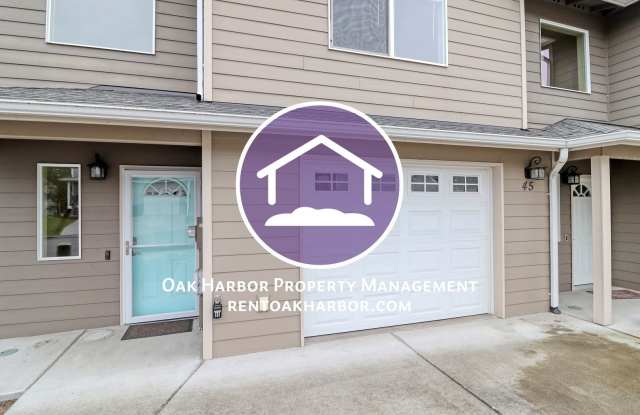 3 Bed 2.5 Bath Townhome - A/C - Pet Friendly - NAS Whidbey Gallery 1