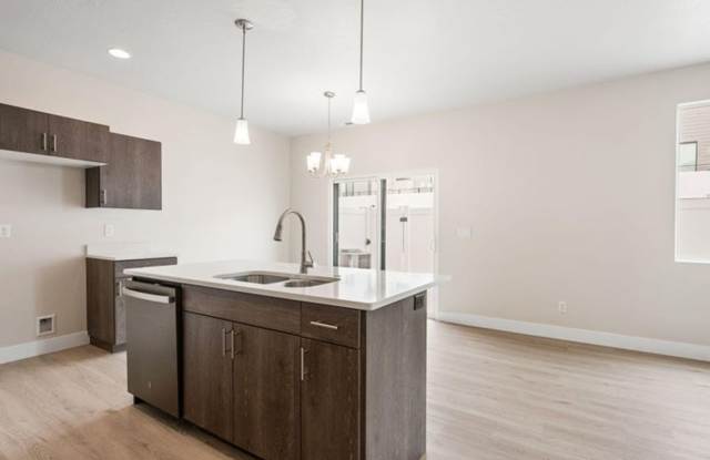 Crimson Park Townhome! Gallery 4
