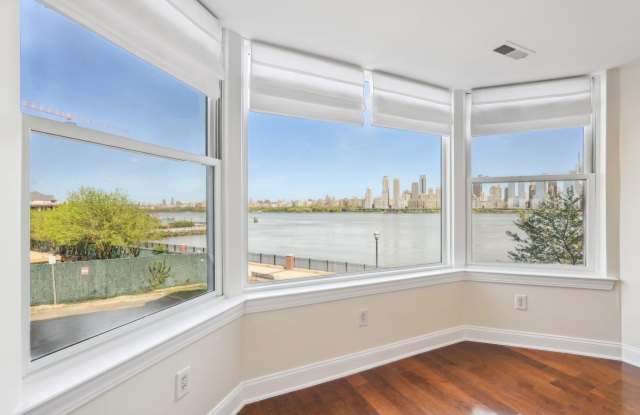 20 AVENUE AT PORT IMPERIAL photos photos