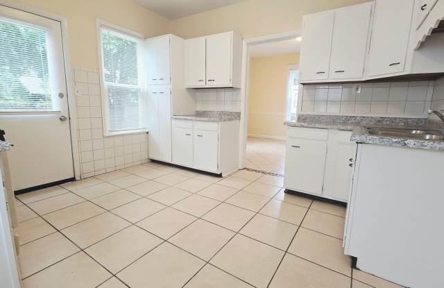 3 Bedroom House with Laundry Hookups Gallery 3