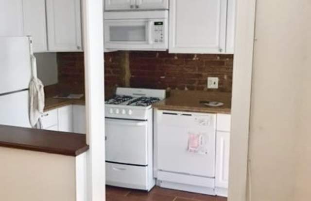 2 BED 1 BATH Condo on the 1st Floor of The Woodbine Condominium by the Cleveland Park METRO. Gallery 4