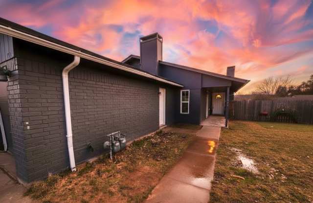 2 BED 1 BATH IN AUSTIN TX! NEW MANAGEMENT!!!! - 7405 Tumbleweed Drive, Austin, TX 78724