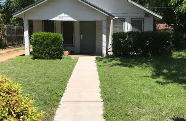 1010 W Collins St - 1010 West Collins Street, Denton, TX 76201