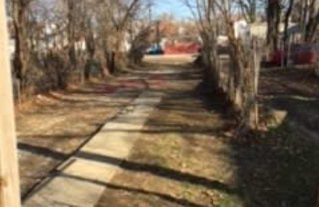 Spacious 4 Bedroom 2 Bath House with Central AC Gallery 3