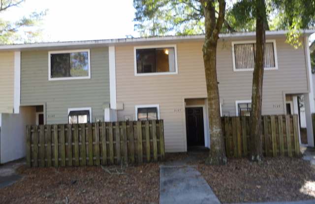 Nice 2 bedroom/ 1 1/2 bath town-home in Mill Run photos photos