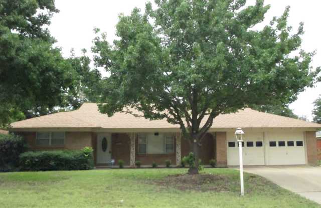 5700 Wedgmont Cir N. - 5700 North Wedgmont Circle, Fort Worth, TX 76133