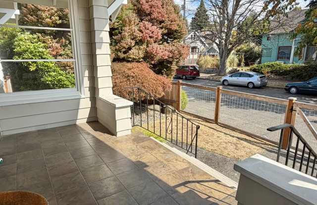 Charming Phinney Ridge Retreat - Spacious 3 Bedroom Home w/Fenced Yard & Garage! AVAILABLE NOW! Gallery 3