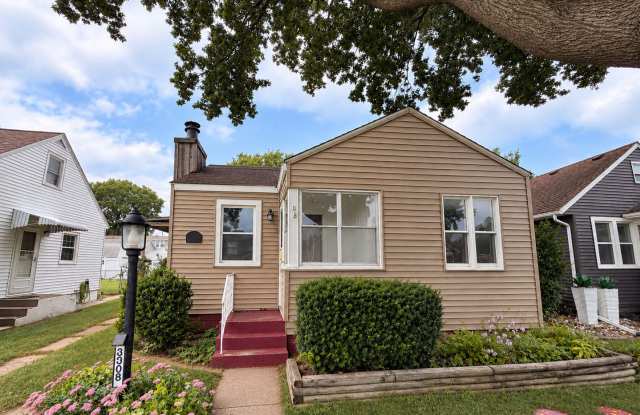 3BR Ranch-Style Home in Rock Island! Gallery 1