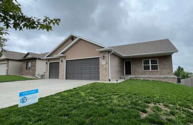 8020 Renatta Dr 5bed/3bath - 8020 Renatta Drive, Lincoln, NE 68516