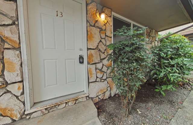 2 Bedroom Apartment ~ Close to 9th Street ~ Small Pet Friendly photos photos 2 Bedroom Apartment ~ Close to 9th Street ~ Small Pet Friendly photos photos