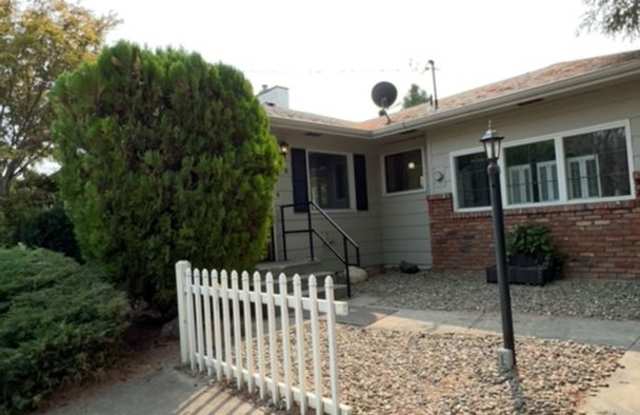 Large 4 Bedroom Orchards Home with private backyard! Gallery 3