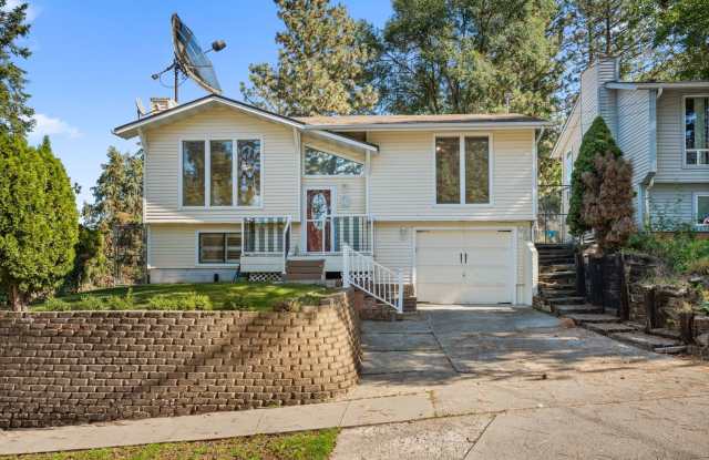 Spacious 4BR Split-Level in Spokane - Hardwoods, Granite Kitchen & Family Room Gallery 3