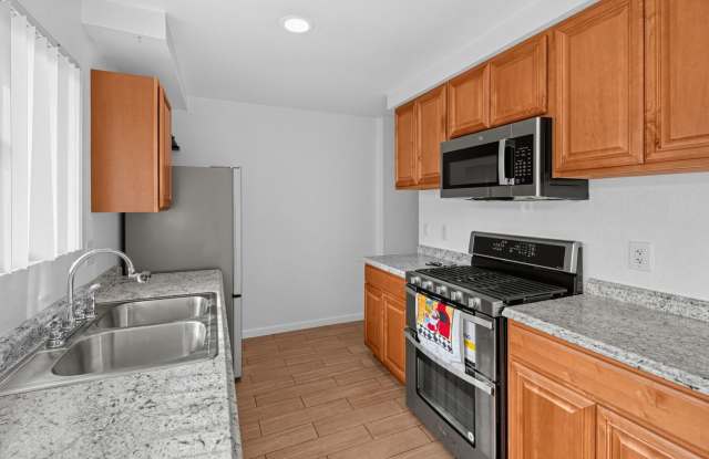 3 Bed / 1.5 Bath Townhome! Gallery 1