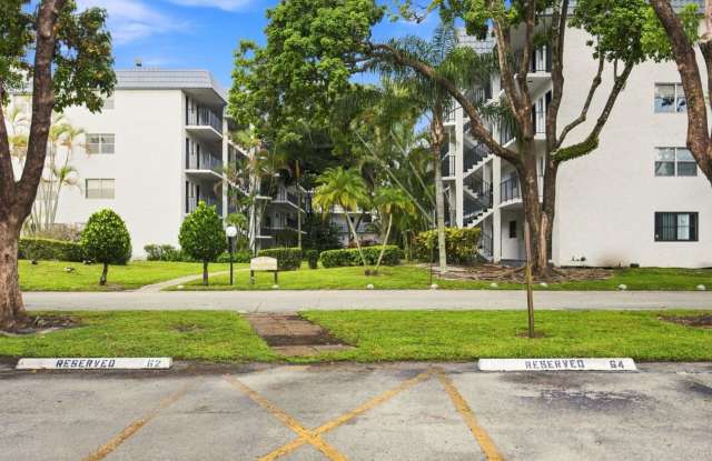 Beautiful 2-Bedroom 2-Bath Condo with Lake View Gallery 3