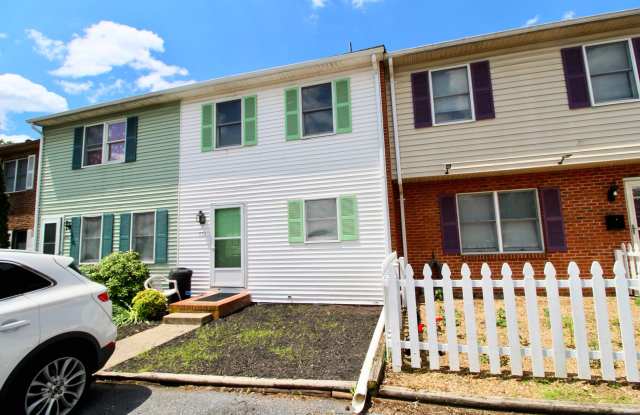 Townhome with new carpet for rent in the middle of Harrisonburg - easy commute to anywhere you need to be! photos photos