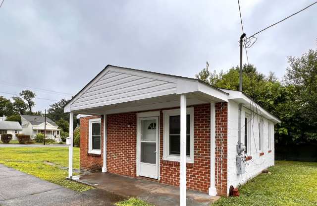 Newly Remodeled Cottage near downtown, walk to Kardinal Hall, Sticks & Health Food Store! photos photos