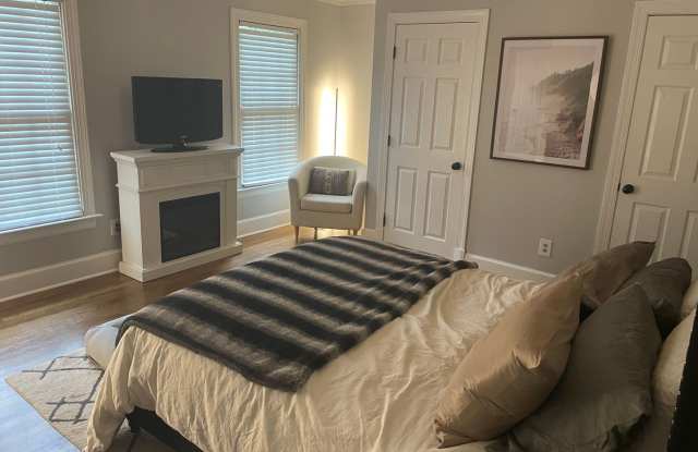 Amazing 2 bedroom home on Cary Street Rd Gallery 3