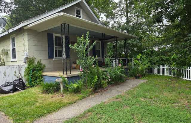 3bd/1ba Cottage on private street with a spacious fenced in yard photos photos