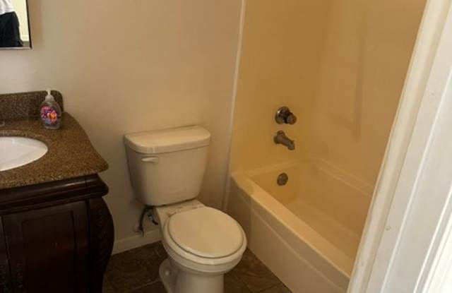 Freshly Renovated Studio Apartment w/ Utilities Included! Gallery 4