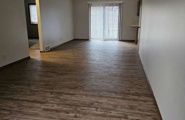 2 bedroom, 1.5 bathroom apartment - 904 South Phoenix Circle, Grand Island, NE 68801