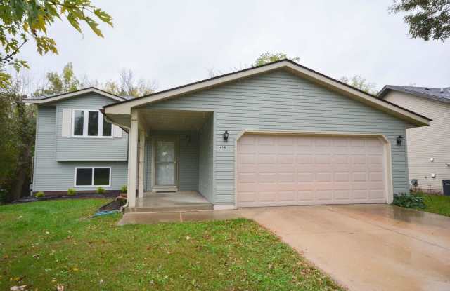 Great 4br home with large fenced yard in quiet neighborhood! photos photos