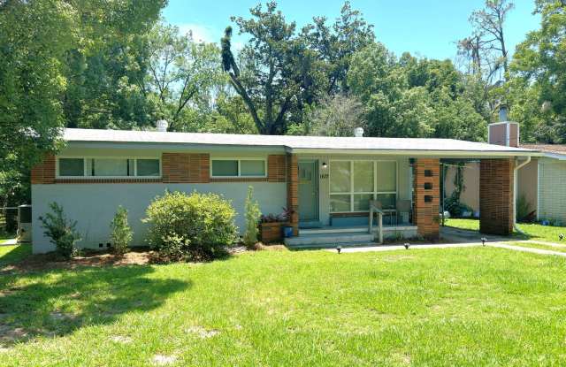 AWESOME 4/2 House w/ Wood Floors, Huge Screened in Deck, Fenced Yard,  W/D! Walk To the STADIUM  Collegetown! Available Aug 4th for $2100/month! photos photos