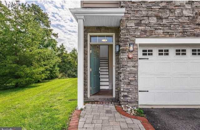 Spacious 3BR Townhome in Newark Gallery 3
