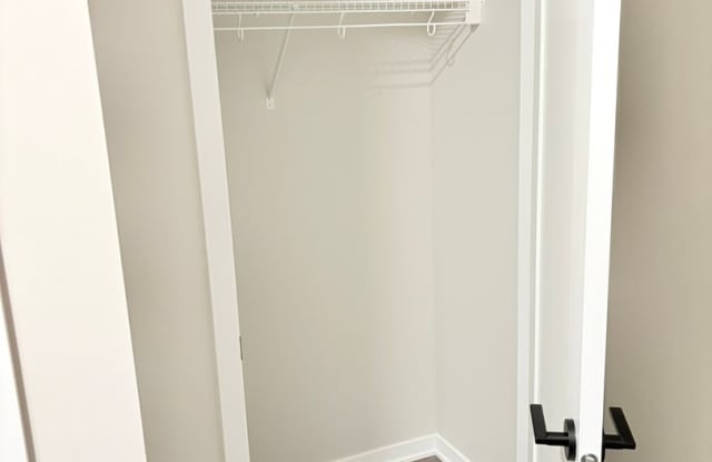 Fully Furnished 1 bedroom with Den! Short Term Lease Available Gallery 4