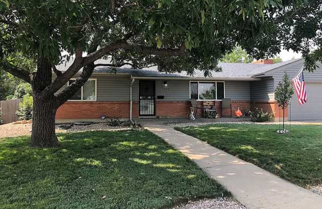 Huge room in a large shared home, private bathroom, great neighborhood, friendly roommates! photos photos