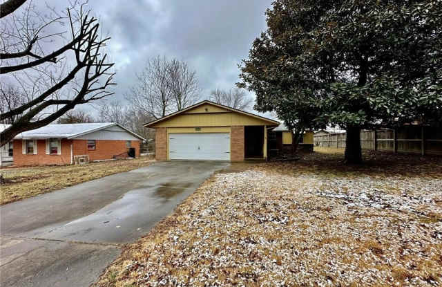 1110  W Pecan  ST - 1110 West Pecan Street, Rogers, AR 72756