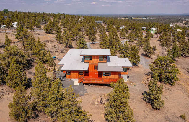 Stunning 4 Bed/3.5 Bath on 4.39 Acre Lot-76th Street Gallery 4