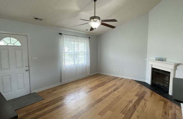 Beautiful Home in Hubert Gallery 4