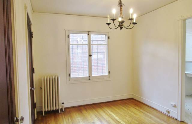 Charming One Bedroom with French Doors Gallery 3