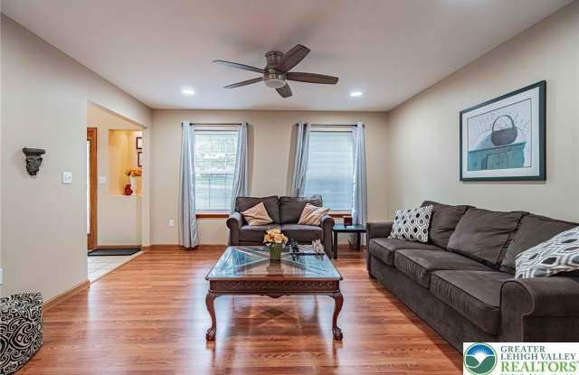 159 Winding Way Gallery 4