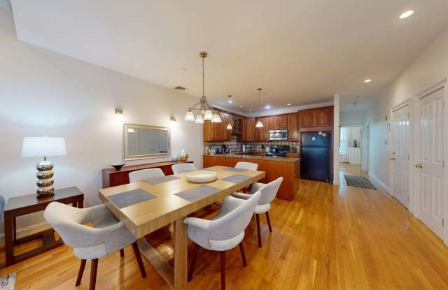 EVERYTHING INCLUDED - 3 Bed/ 2 bath in Brookline Gallery 3