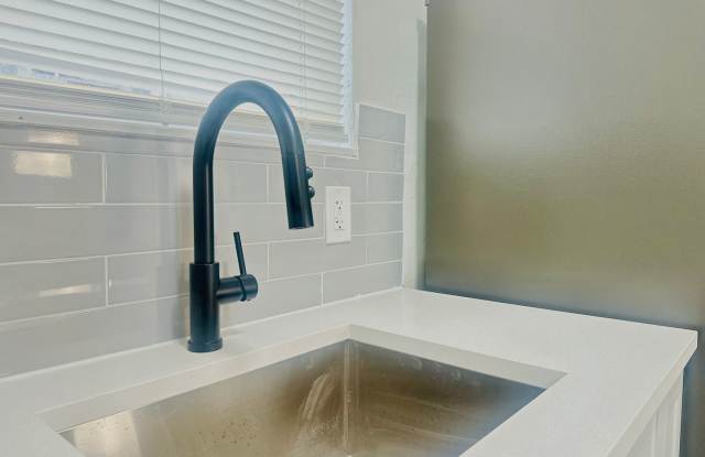 Ground Floor 2 Bedroom Near Health District BY UM & JMH Gallery 4