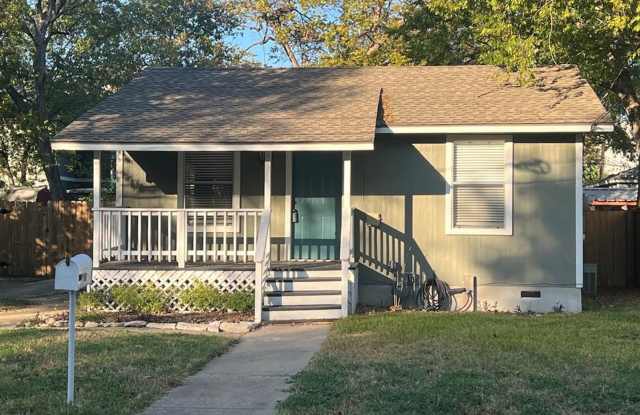 **Get $300 off your move-in costs! Valid for new leases with a start date in 2025** - 928 East 56th Street, Austin, TX 78751