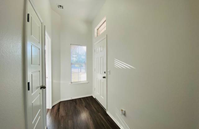 Freshly remodeled, 4 bed, 2 bath house in Mustang Gallery 4