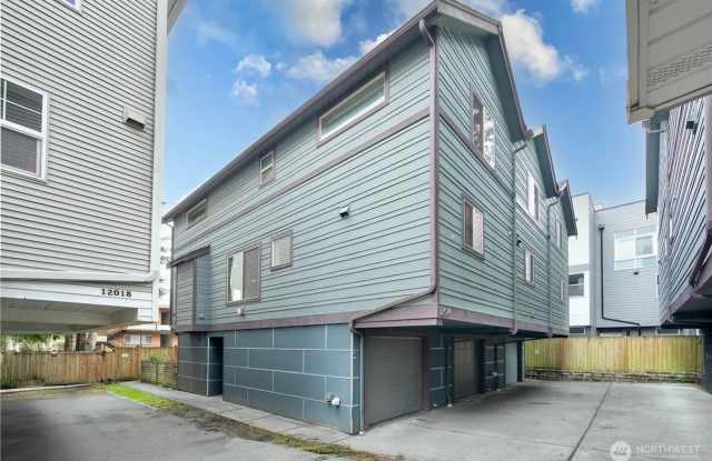 Urban Townhome in Lake City – 3B/2B, Garage, Fenced Yard photos photos
