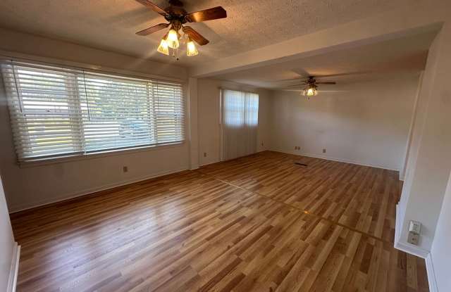 3 Bedroom Home with Bonus Room & Fenced Backyard in Oxford! Gallery 4