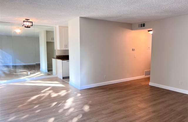 Large Condo 3 bedrooms | Den | 2 Car Garage | 2 Swimming Pools Gallery 2
