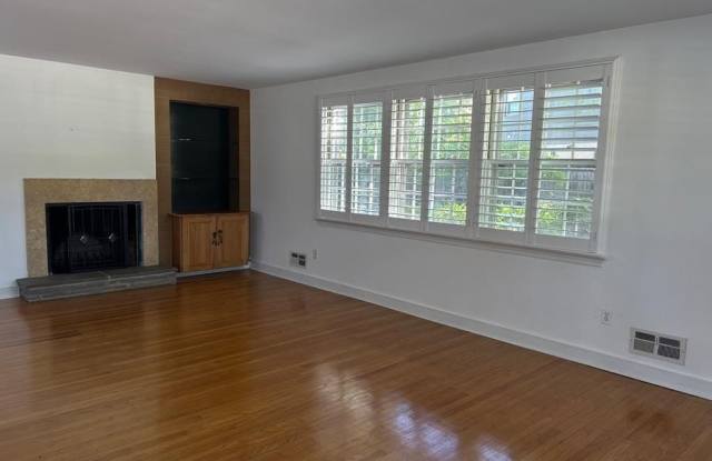 1129 W WYNNEWOOD ROAD Gallery 4