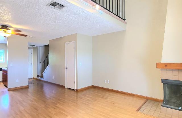 Very Nice 1bd/1bth Condo in gated complex w/ swimming pool! photos photos
