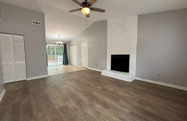Charming 3 BR/2 BA Home in Crowfield Plantation Gallery 3