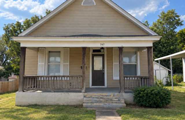 Cozy 2 Bed, 1 Bath Home For Rent! Gallery 1